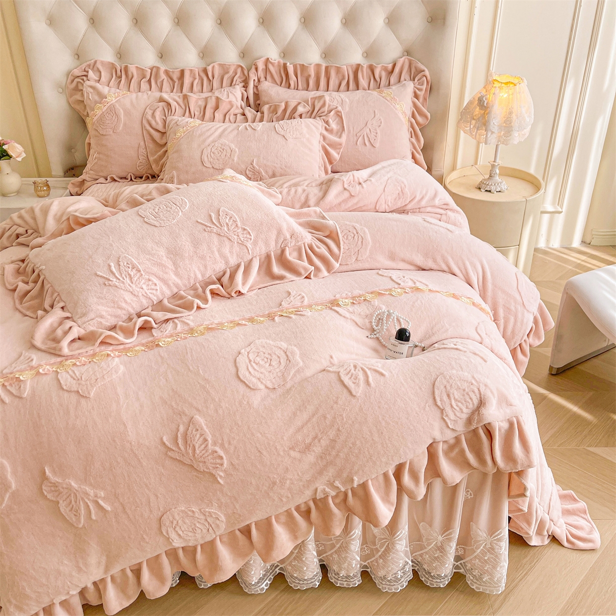 91家纺网 家纺一手货源 找家纺 宜凡家纺 2025新款A类兔绒提花花边牛奶绒夹棉床裙四件套 蝶恋花-柔肤玉