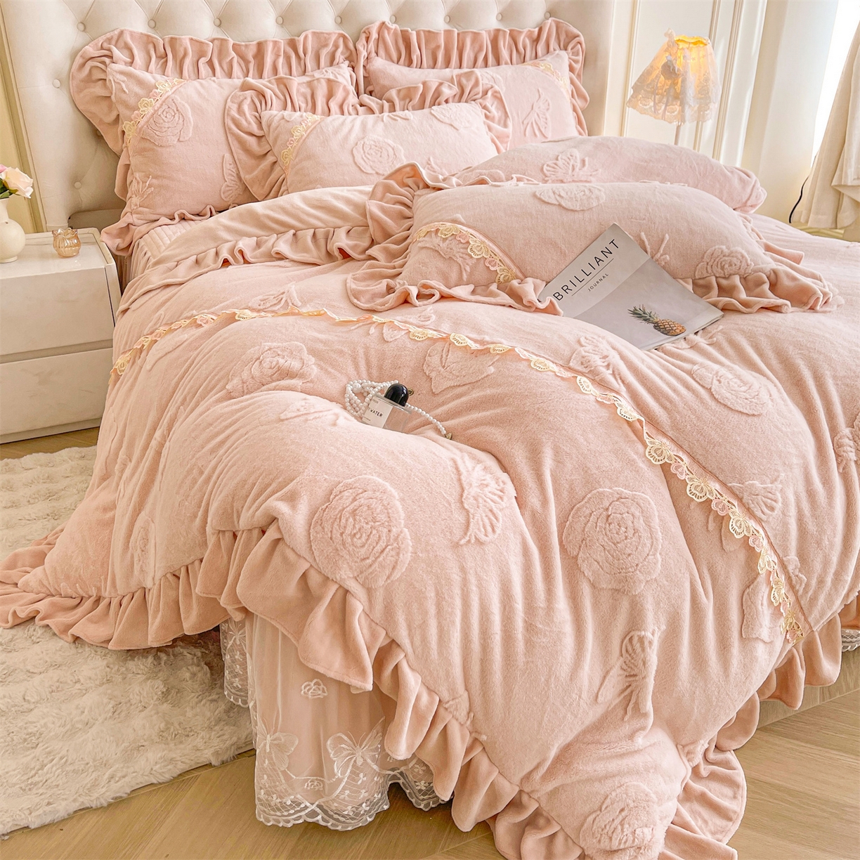 91家纺网 家纺一手货源 找家纺 宜凡家纺 2025新款A类兔绒提花花边牛奶绒夹棉床裙四件套 蝶恋花-柔肤玉