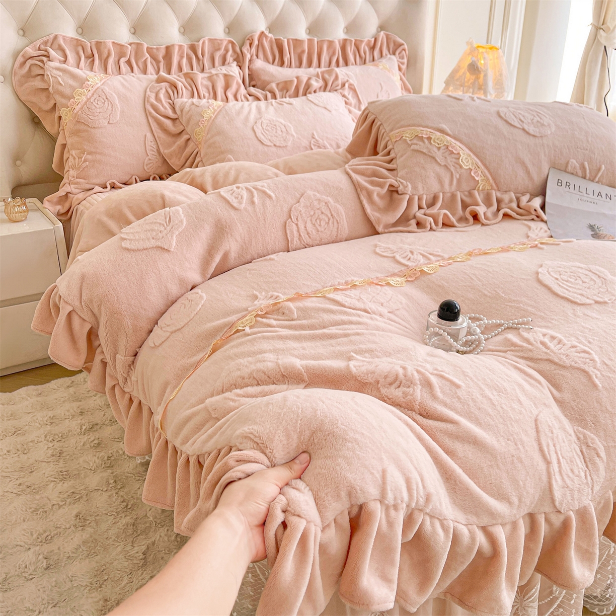 91家纺网 家纺一手货源 找家纺 宜凡家纺 2025新款A类兔绒提花花边牛奶绒夹棉床裙四件套 蝶恋花-柔肤玉