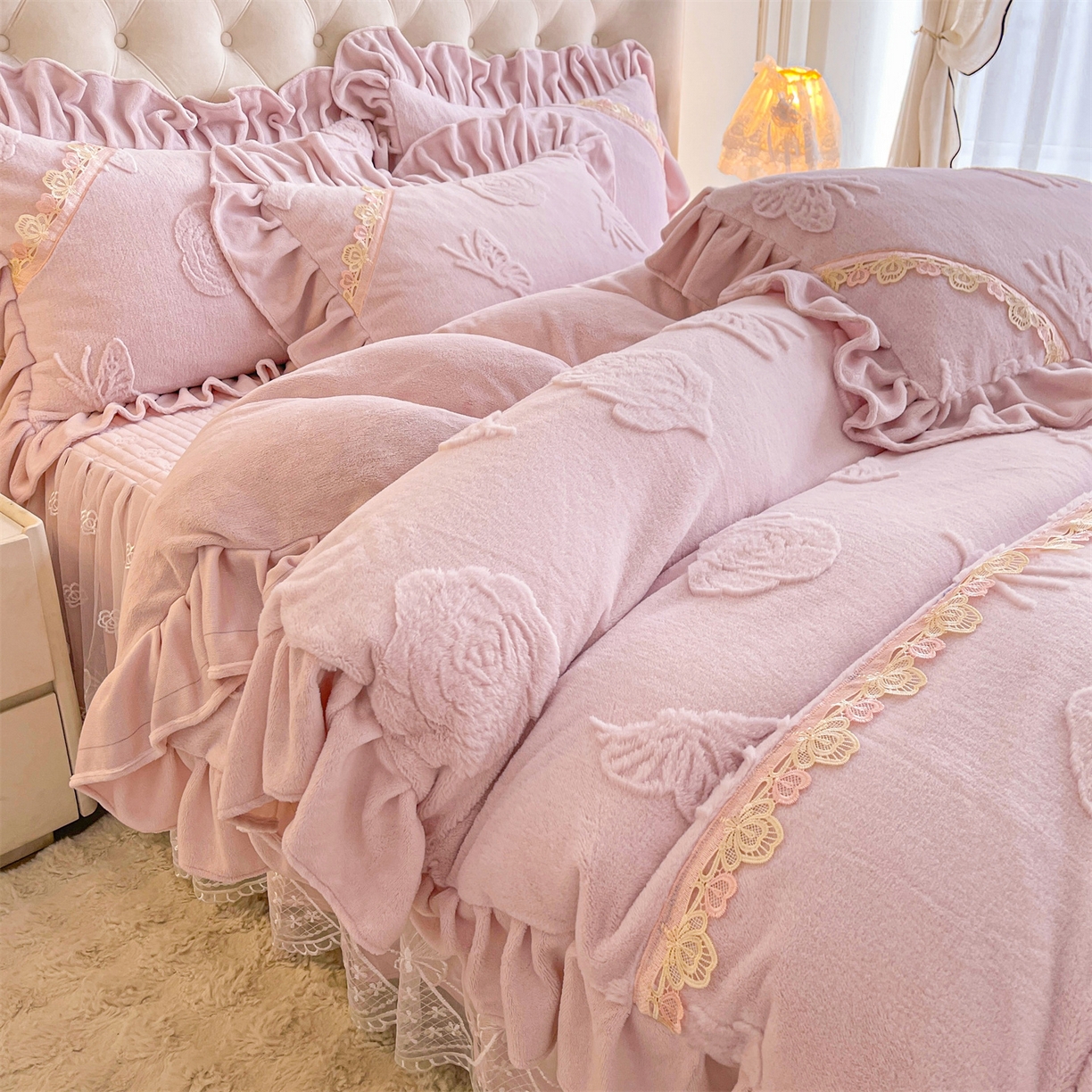 91家纺网 家纺一手货源 找家纺 宜凡家纺 2025新款A类兔绒提花花边牛奶绒夹棉床裙四件套 蝶恋花-优雅紫