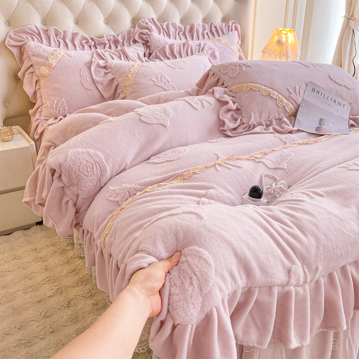 91家纺网 家纺一手货源 找家纺 宜凡家纺 2025新款A类兔绒提花花边牛奶绒夹棉床裙四件套 蝶恋花-优雅紫