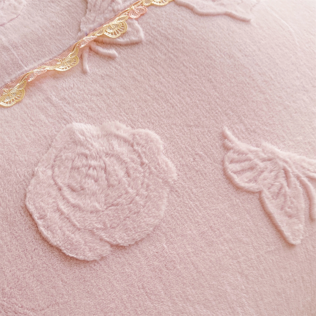 91家纺网 家纺一手货源 找家纺 宜凡家纺 2025新款A类兔绒提花花边牛奶绒夹棉床裙四件套 蝶恋花-优雅紫