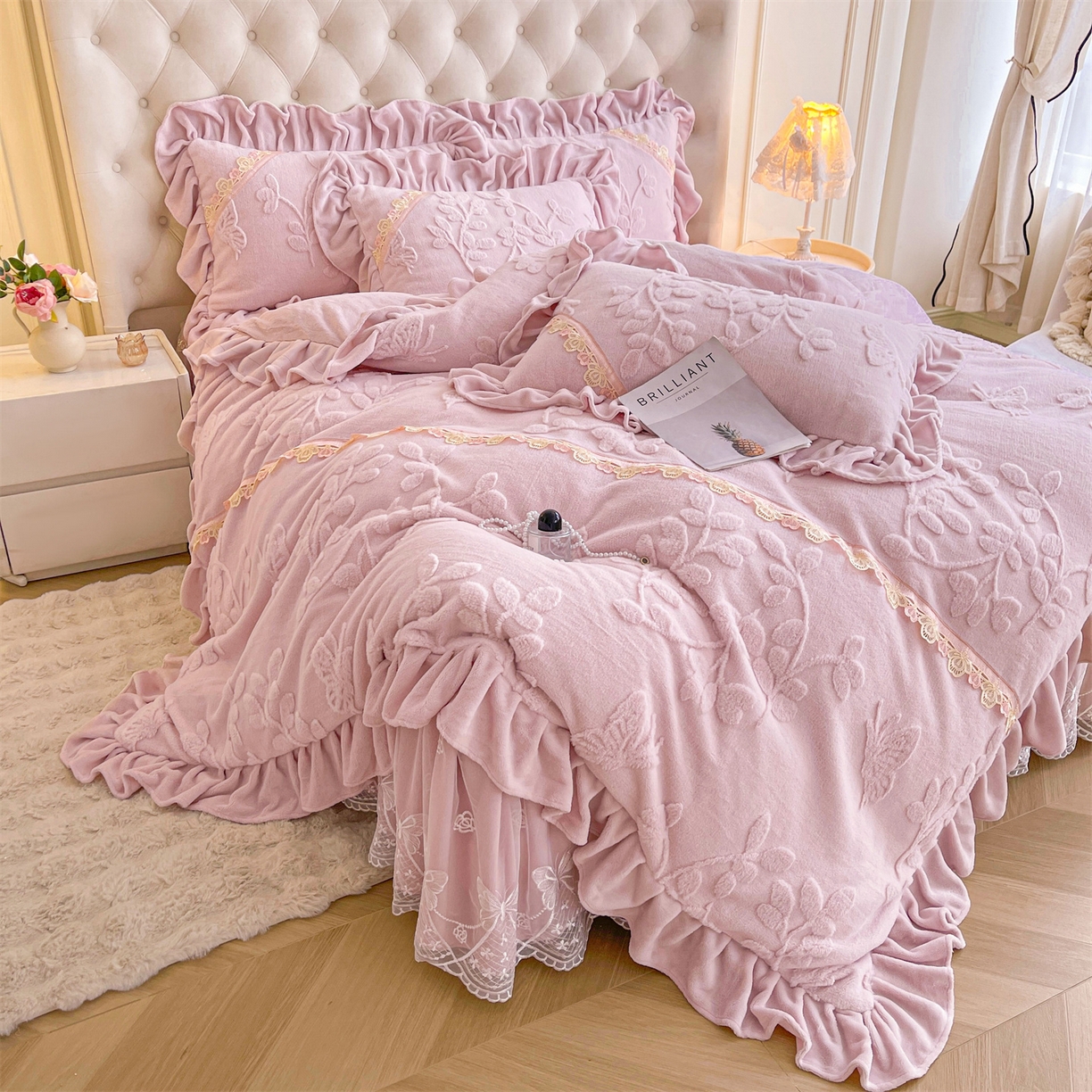 91家纺网 家纺一手货源 找家纺 宜凡家纺 2025新款A类兔绒提花花边牛奶绒夹棉床裙四件套 万物生-淡雅紫