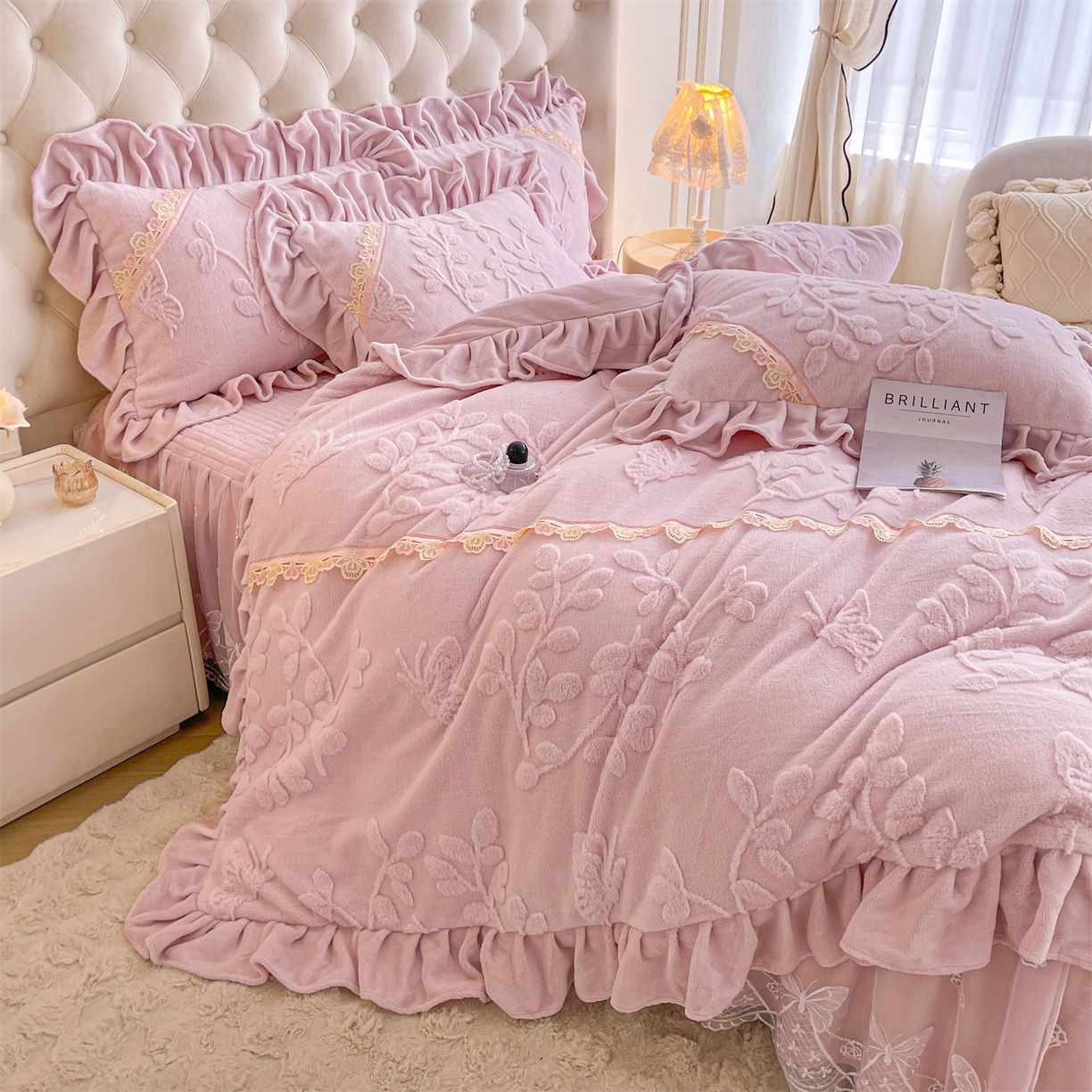 91家纺网 家纺一手货源 找家纺 宜凡家纺 2025新款A类兔绒提花花边牛奶绒夹棉床裙四件套 万物生-淡雅紫