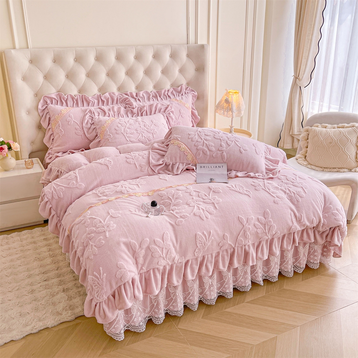 91家纺网 家纺一手货源 找家纺 宜凡家纺 2025新款A类兔绒提花花边牛奶绒夹棉床裙四件套 万物生-淡雅紫