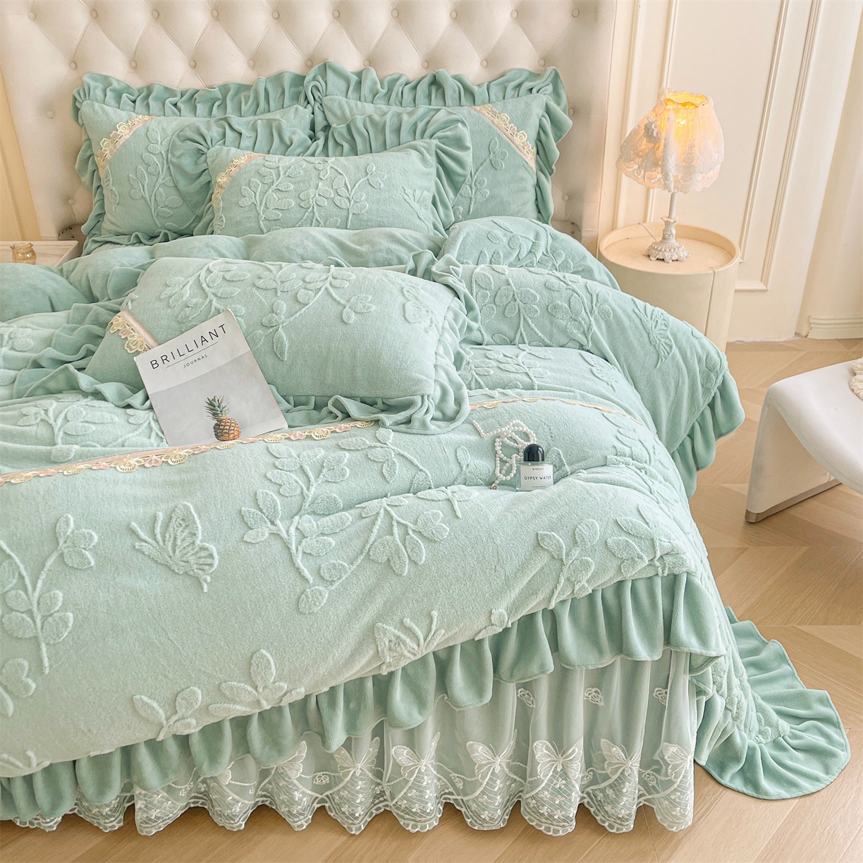 91家纺网 家纺一手货源 找家纺 宜凡家纺 2025新款A类兔绒提花花边牛奶绒夹棉床裙四件套 万物生-青果绿