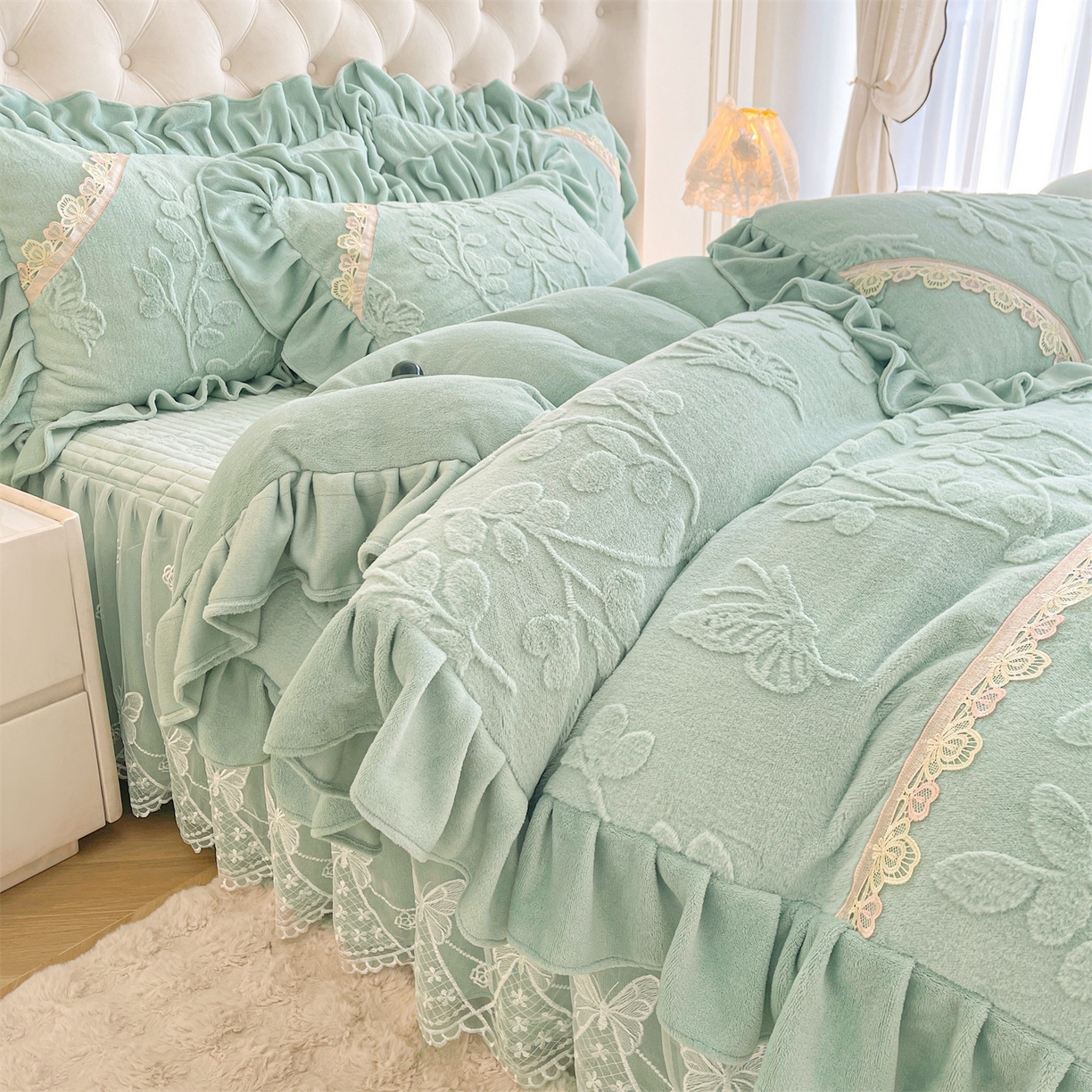 91家纺网 家纺一手货源 找家纺 宜凡家纺 2025新款A类兔绒提花花边牛奶绒夹棉床裙四件套 万物生-青果绿