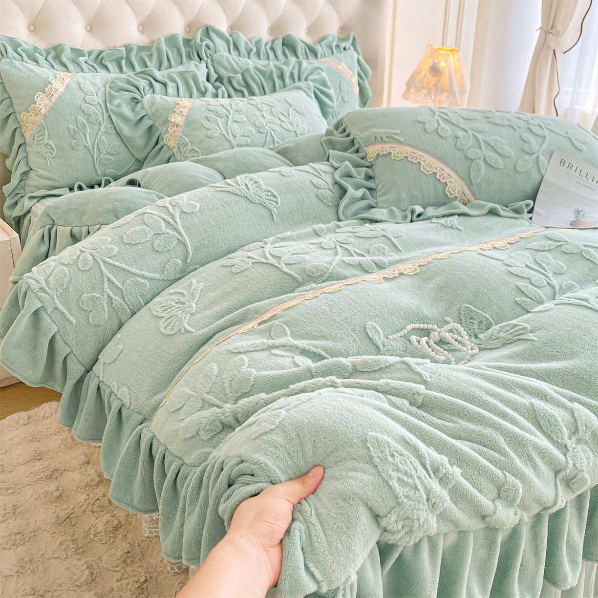 91家纺网 家纺一手货源 找家纺 宜凡家纺 2025新款A类兔绒提花花边牛奶绒夹棉床裙四件套 万物生-青果绿