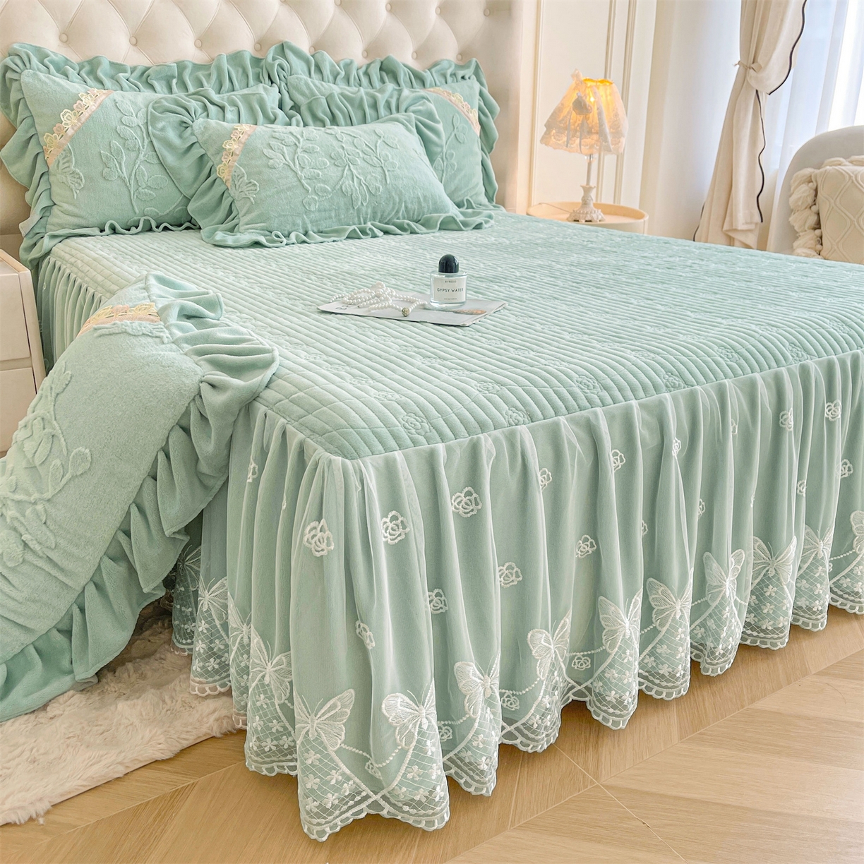 91家纺网 家纺一手货源 找家纺 宜凡家纺 2025新款A类兔绒提花花边牛奶绒夹棉床裙四件套 万物生-青果绿