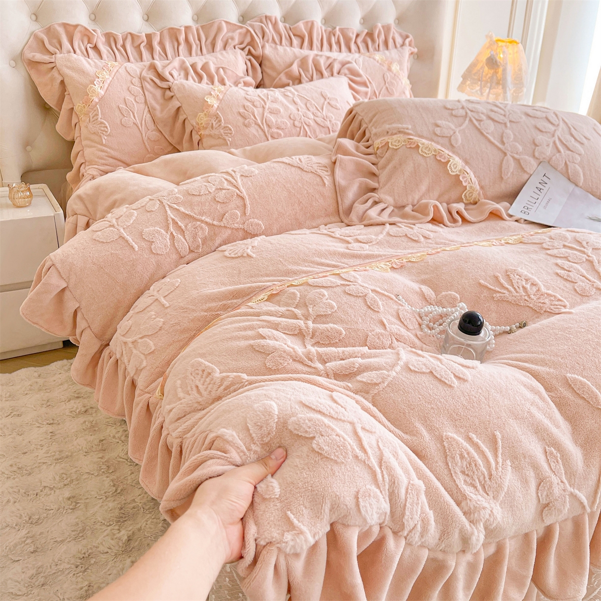 91家纺网 家纺一手货源 找家纺 宜凡家纺 2025新款A类兔绒提花花边牛奶绒夹棉床裙四件套 万物生-柔肤玉