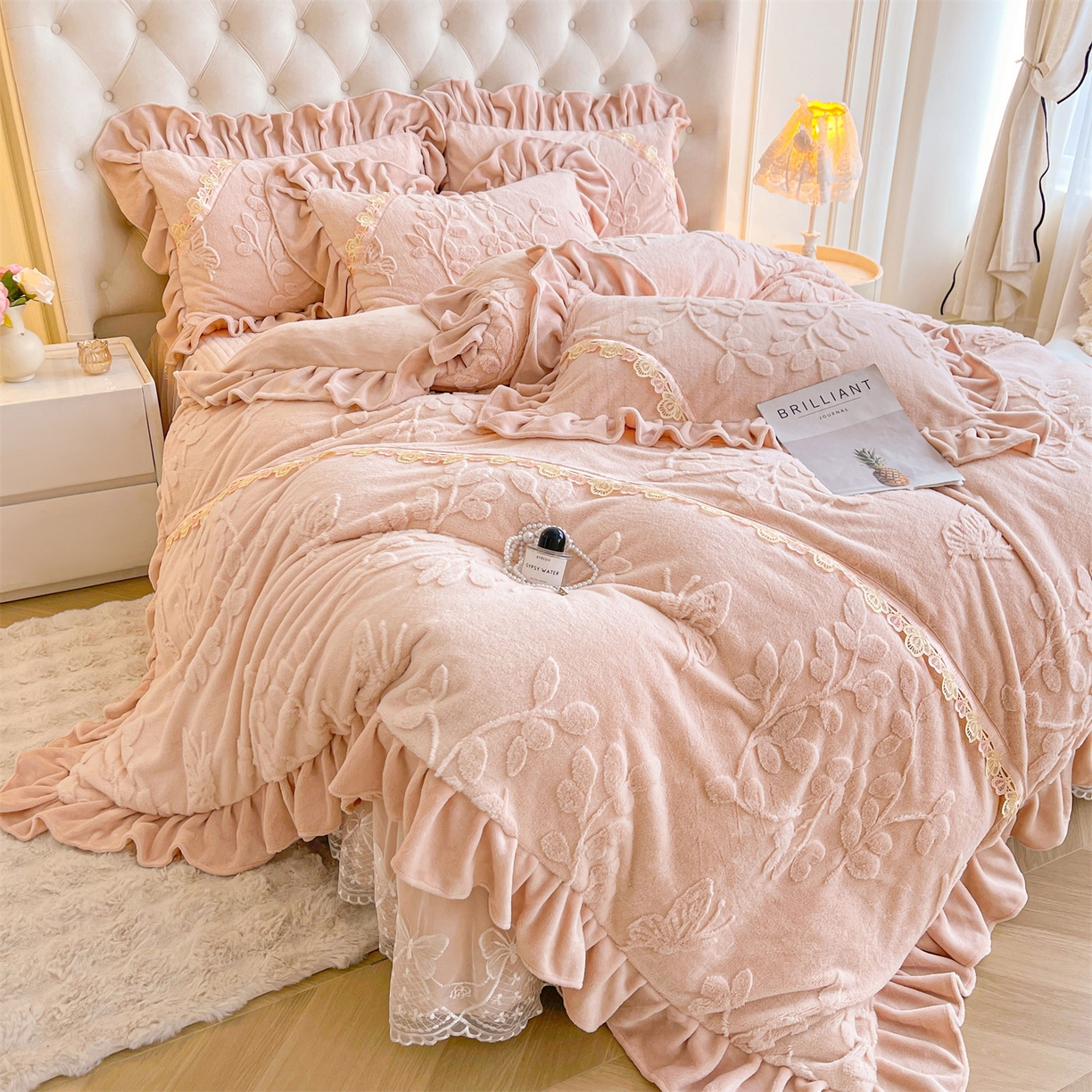 91家纺网 家纺一手货源 找家纺 宜凡家纺 2025新款A类兔绒提花花边牛奶绒夹棉床裙四件套 万物生-柔肤玉