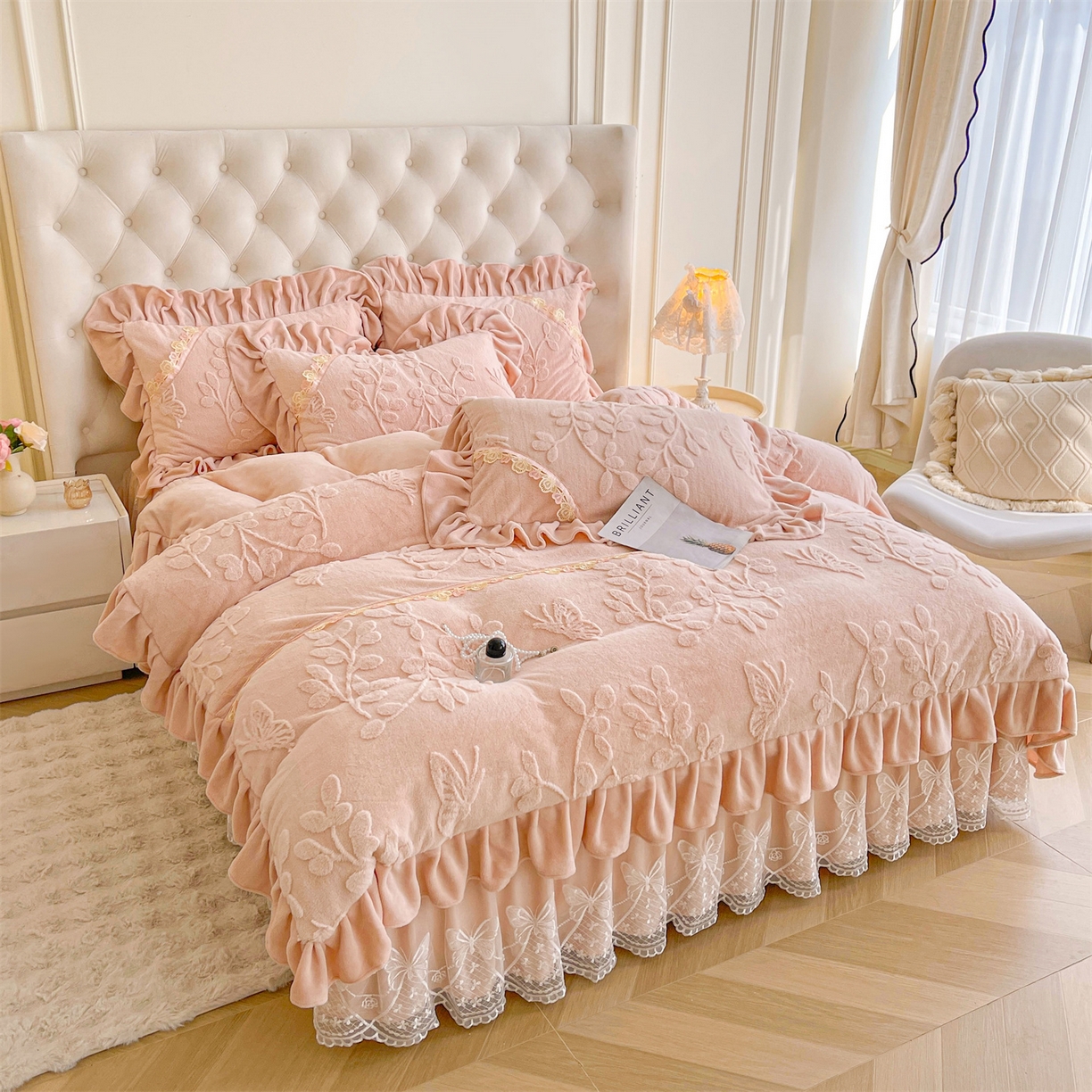 91家纺网 家纺一手货源 找家纺 宜凡家纺 2025新款A类兔绒提花花边牛奶绒夹棉床裙四件套 万物生-柔肤玉