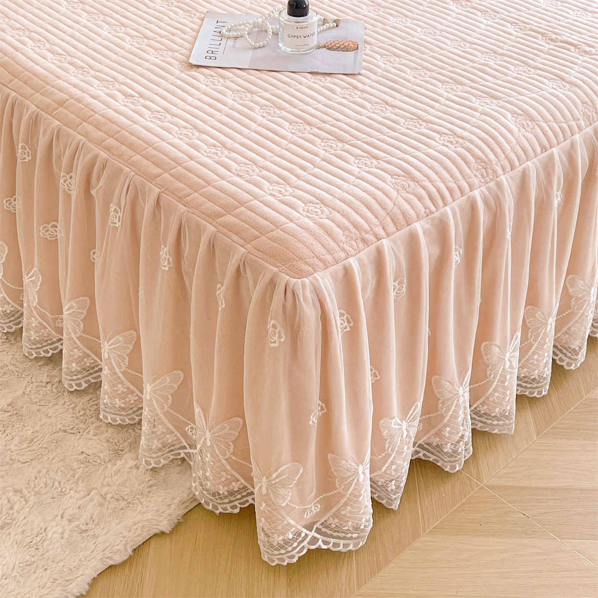 91家纺网 家纺一手货源 找家纺 宜凡家纺 2025新款A类兔绒提花花边牛奶绒夹棉床裙四件套 万物生-柔肤玉