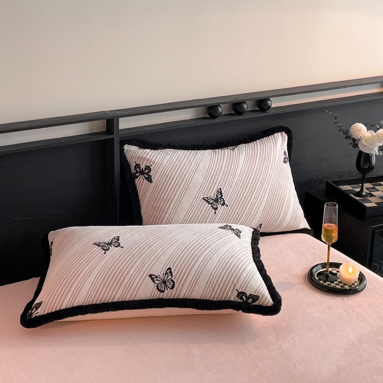 91家纺网 家纺一手货源 找家纺 吾秀家居 绒城  230克美拉德雕花绒四件套兔毛边牛奶绒四件套 - 黑金系列 蝶之梦