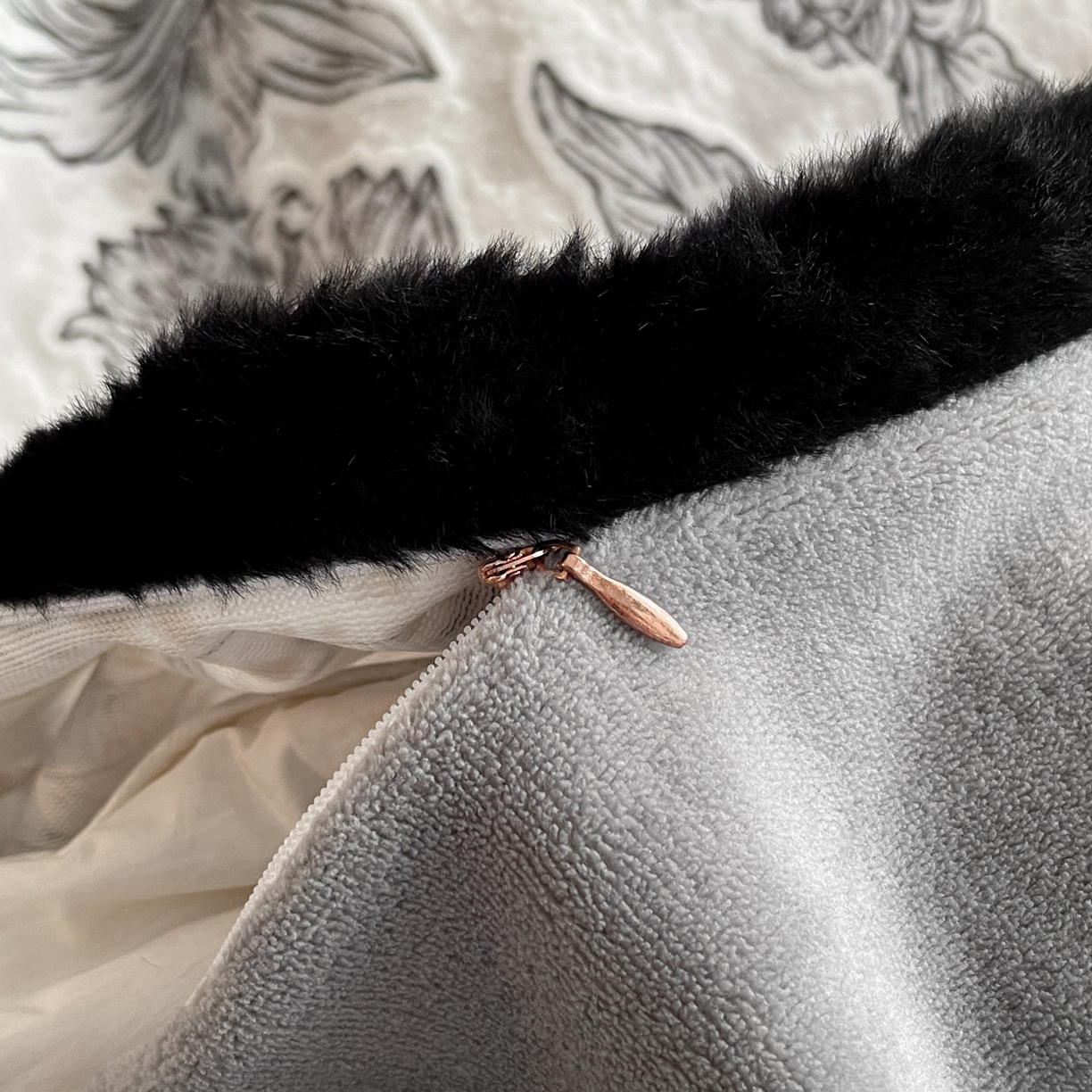 91家纺网 家纺一手货源 找家纺 吾秀家居 绒城  230克美拉德雕花绒四件套兔毛边牛奶绒四件套 - 黑金系列 北欧风情