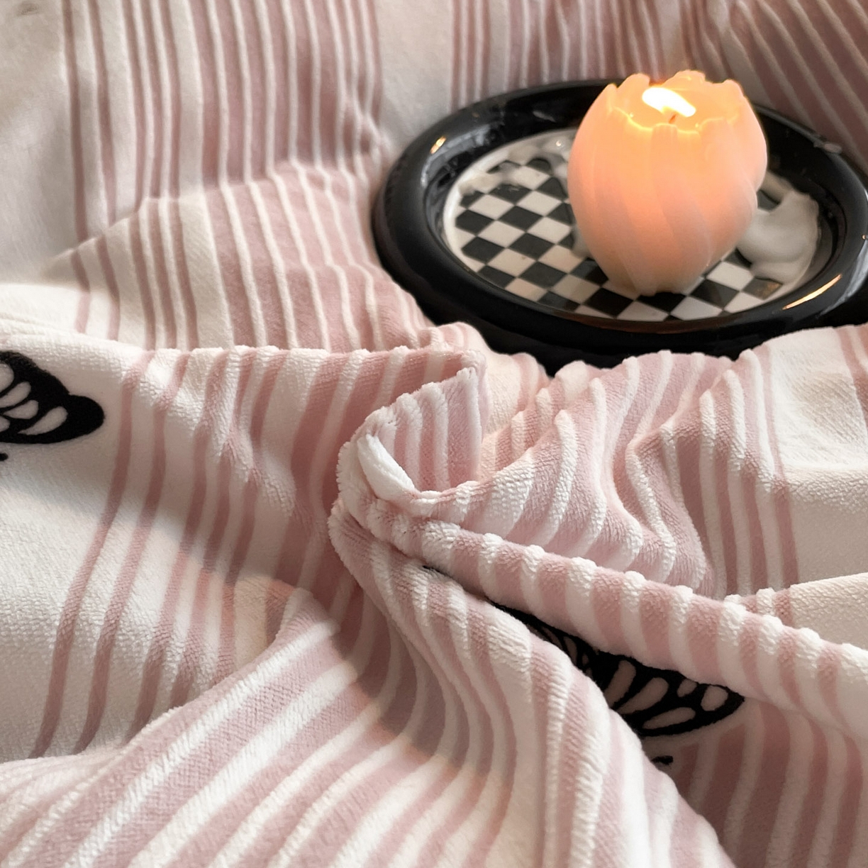 91家纺网 家纺一手货源 找家纺 吾秀家居 绒城  230克美拉德雕花绒四件套兔毛边牛奶绒四件套 - 黑金系列 蝶之梦