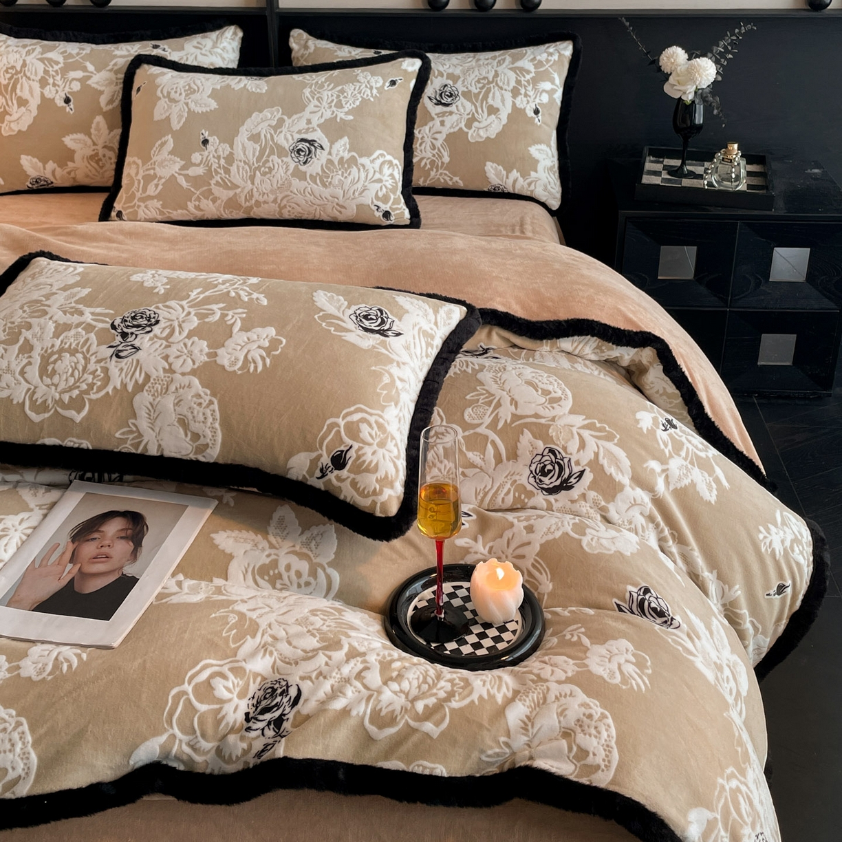 91家纺网 家纺一手货源 找家纺 吾秀家居 绒城  230克美拉德雕花绒四件套兔毛边牛奶绒四件套 - 黑金系列 花之恋