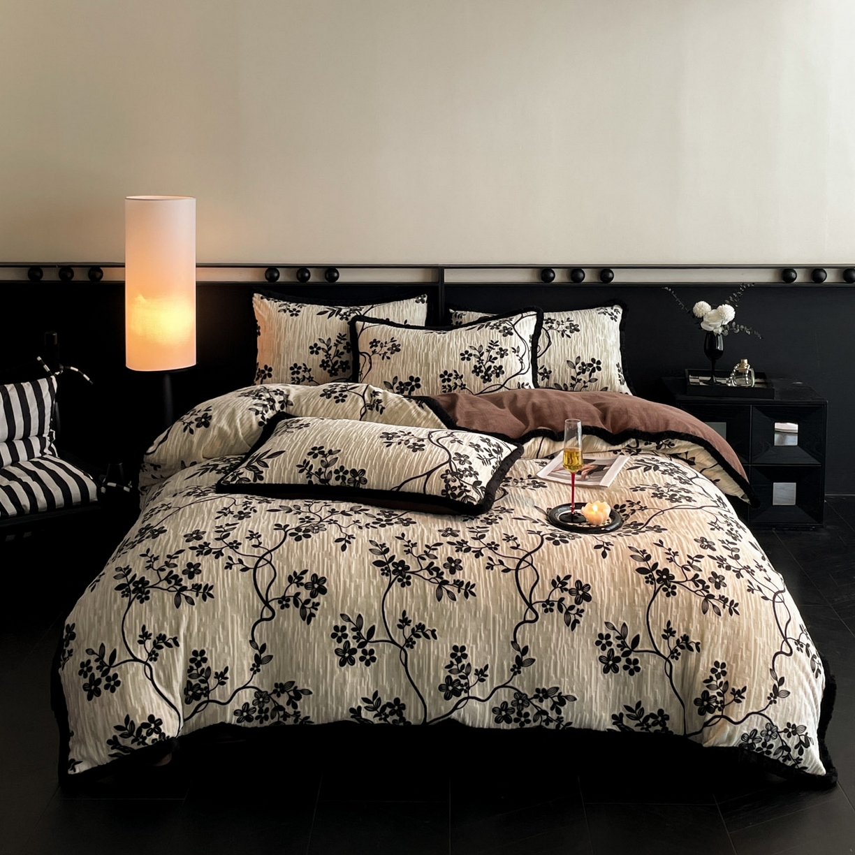 91家纺网 家纺一手货源 找家纺 吾秀家居 绒城  230克美拉德雕花绒四件套兔毛边牛奶绒四件套 - 黑金系列 法式情书-黑