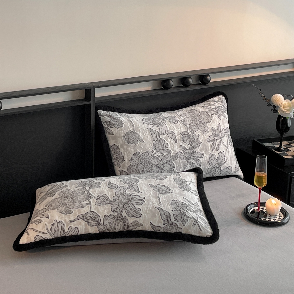 91家纺网 家纺一手货源 找家纺 吾秀家居 绒城  230克美拉德雕花绒四件套兔毛边牛奶绒四件套 - 黑金系列 北欧风情