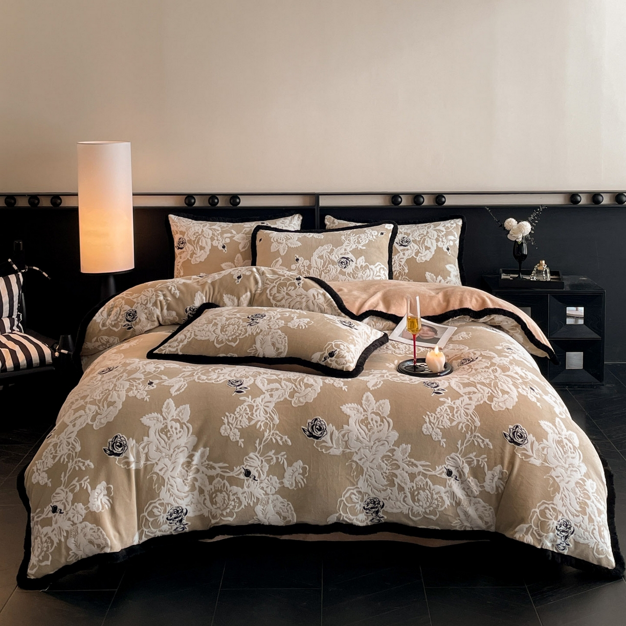 91家纺网 家纺一手货源 找家纺 吾秀家居 绒城  230克美拉德雕花绒四件套兔毛边牛奶绒四件套 - 黑金系列 花之恋