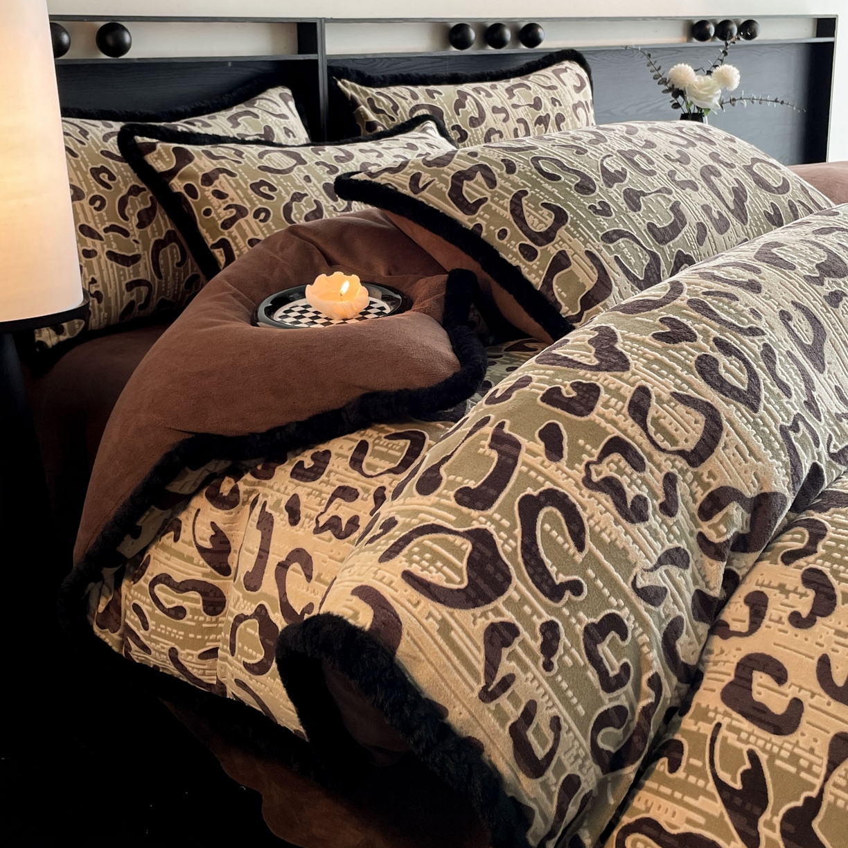 91家纺网 家纺一手货源 找家纺 吾秀家居 绒城  230克美拉德雕花绒四件套兔毛边牛奶绒四件套 - 黑金系列 时尚豹纹