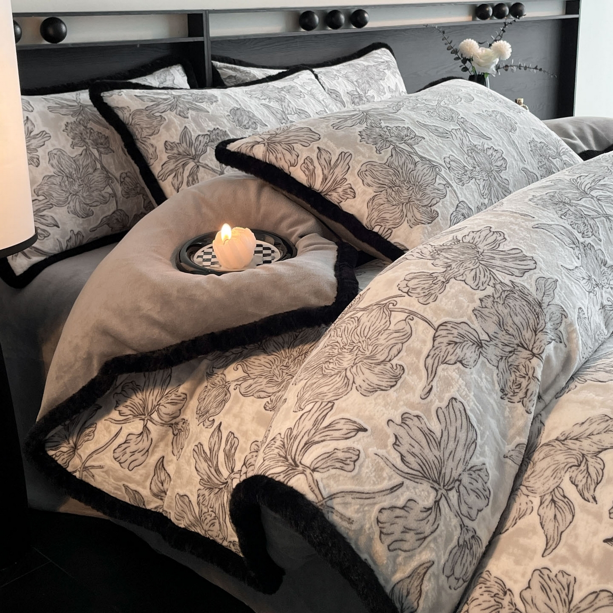 91家纺网 家纺一手货源 找家纺 吾秀家居 绒城  230克美拉德雕花绒四件套兔毛边牛奶绒四件套 - 黑金系列 北欧风情