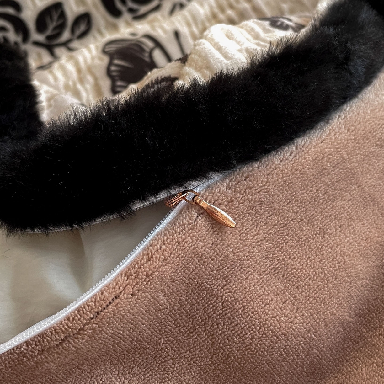 91家纺网 家纺一手货源 找家纺 吾秀家居 绒城  230克美拉德雕花绒四件套兔毛边牛奶绒四件套 - 黑金系列 蝶恋花