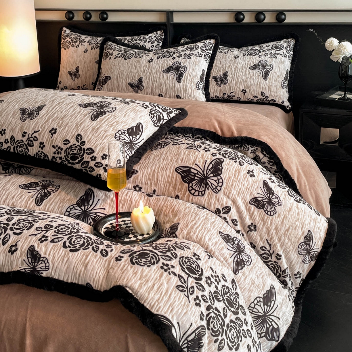 91家纺网 家纺一手货源 找家纺 吾秀家居 绒城  230克美拉德雕花绒四件套兔毛边牛奶绒四件套 - 黑金系列 蝶恋花