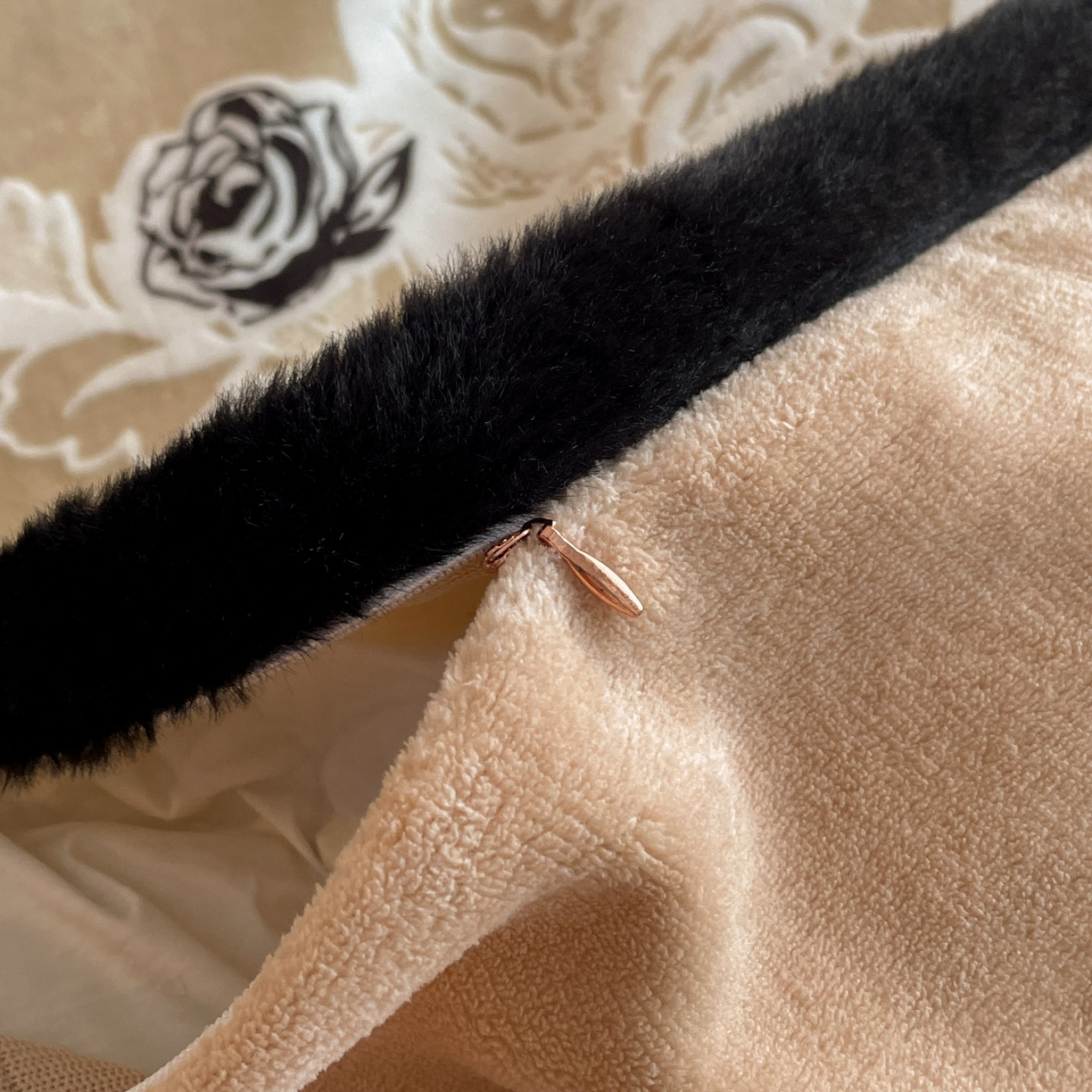 91家纺网 家纺一手货源 找家纺 吾秀家居 绒城  230克美拉德雕花绒四件套兔毛边牛奶绒四件套 - 黑金系列 花之恋