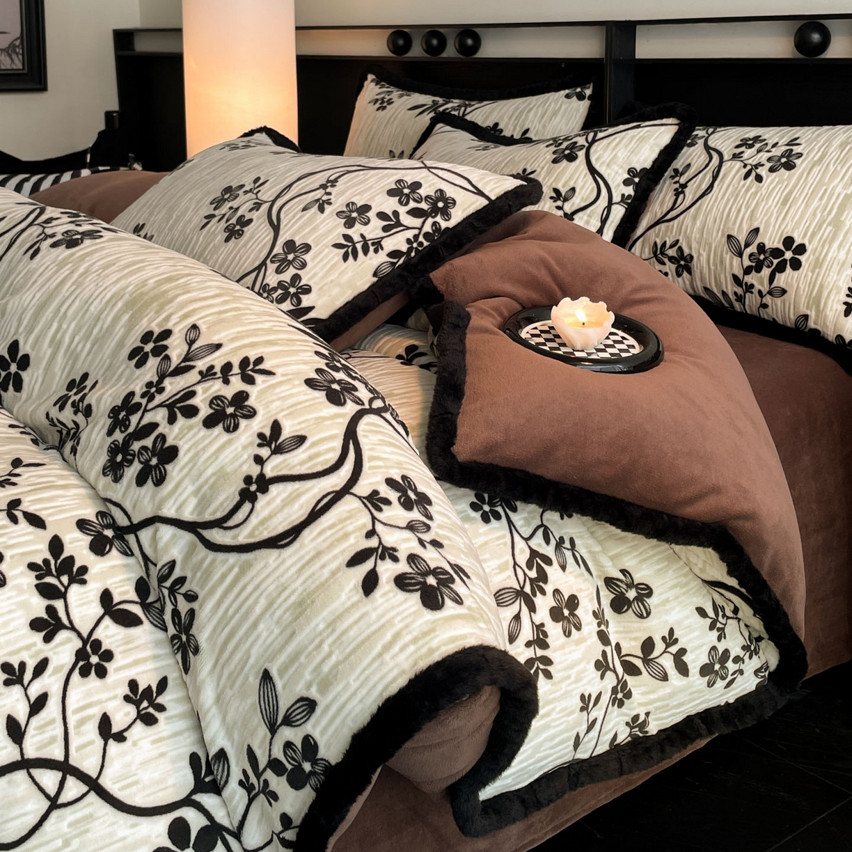 91家纺网 家纺一手货源 找家纺 吾秀家居 绒城  230克美拉德雕花绒四件套兔毛边牛奶绒四件套 - 黑金系列 法式情书-黑