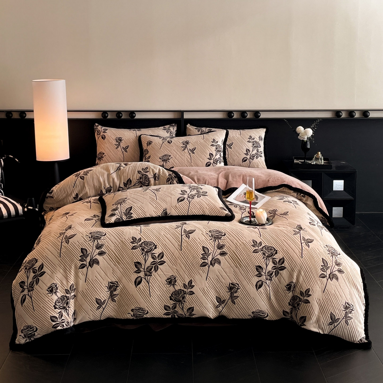 91家纺网 家纺一手货源 找家纺 吾秀家居 绒城  230克美拉德雕花绒四件套兔毛边牛奶绒四件套 - 黑金系列 玫瑰之恋