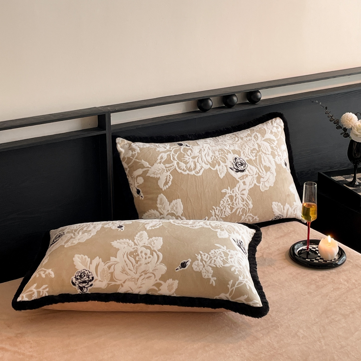 91家纺网 家纺一手货源 找家纺 吾秀家居 绒城  230克美拉德雕花绒四件套兔毛边牛奶绒四件套 - 黑金系列 花之恋