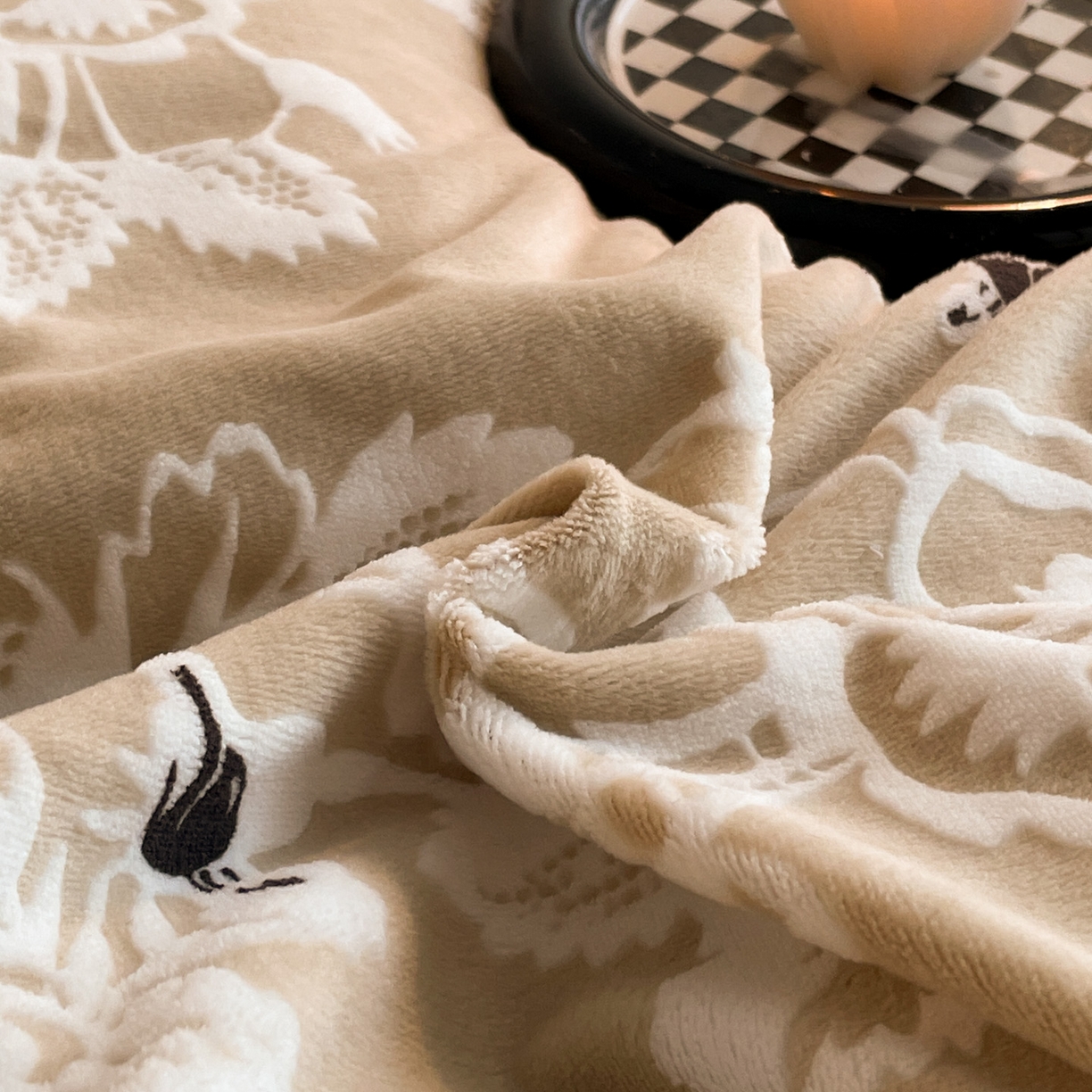 91家纺网 家纺一手货源 找家纺 吾秀家居 绒城  230克美拉德雕花绒四件套兔毛边牛奶绒四件套 - 黑金系列 花之恋