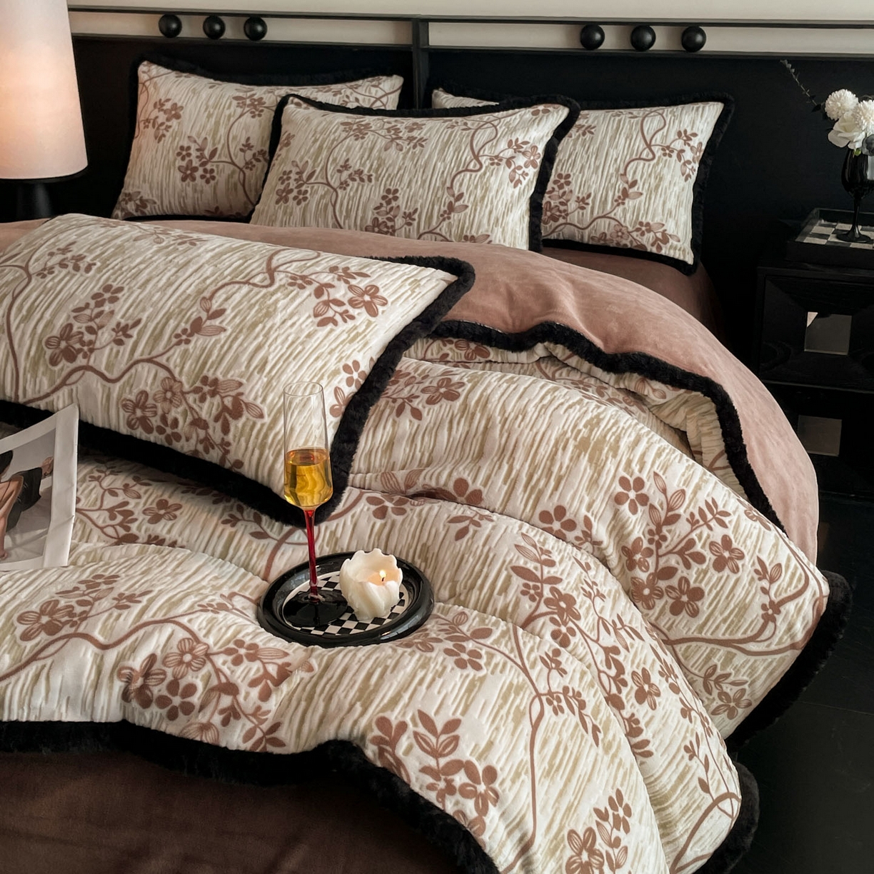 91家纺网 家纺一手货源 找家纺 吾秀家居 绒城  230克美拉德雕花绒四件套兔毛边牛奶绒四件套 - 黑金系列 法式情书-咖