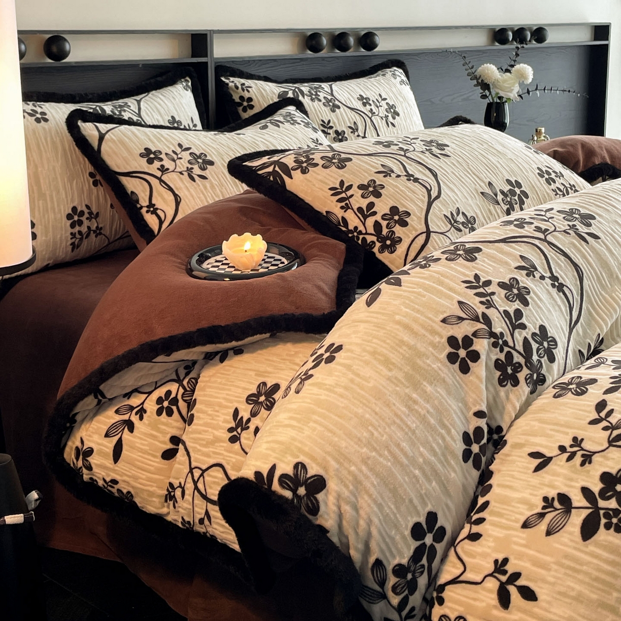 91家纺网 家纺一手货源 找家纺 吾秀家居 绒城  230克美拉德雕花绒四件套兔毛边牛奶绒四件套 - 黑金系列 法式情书-黑