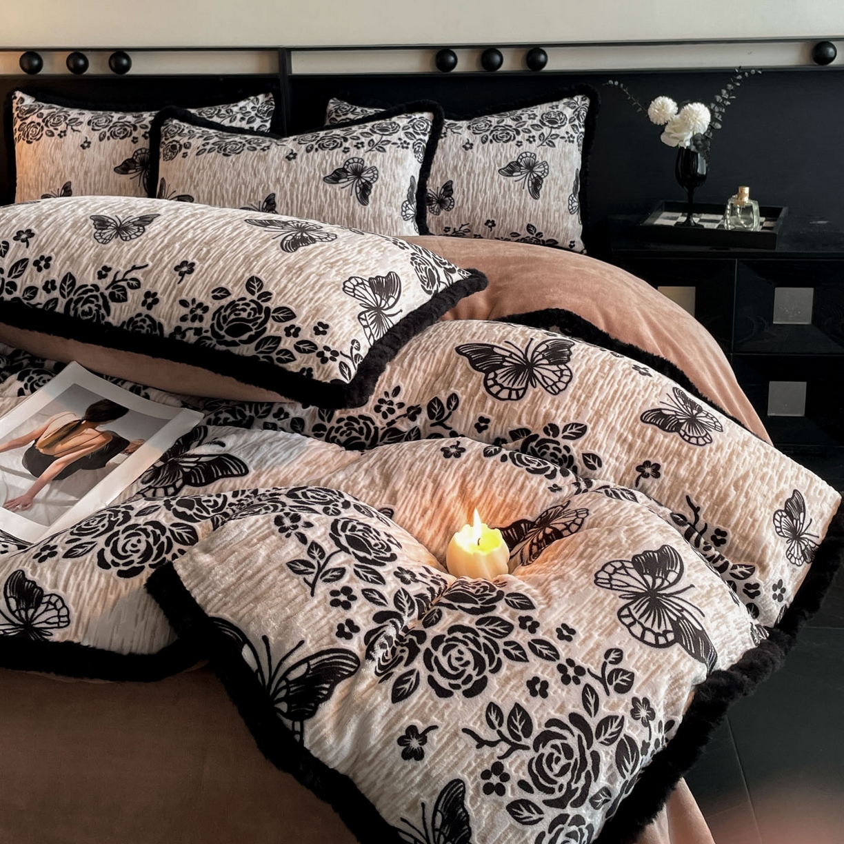 91家纺网 家纺一手货源 找家纺 吾秀家居 绒城  230克美拉德雕花绒四件套兔毛边牛奶绒四件套 - 黑金系列 蝶恋花