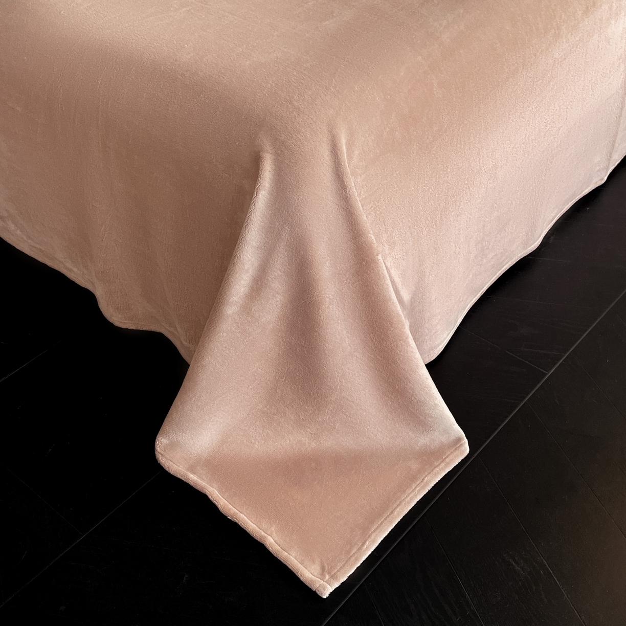 91家纺网 家纺一手货源 找家纺 吾秀家居 绒城  230克美拉德雕花绒四件套兔毛边牛奶绒四件套 - 黑金系列 蝶恋花