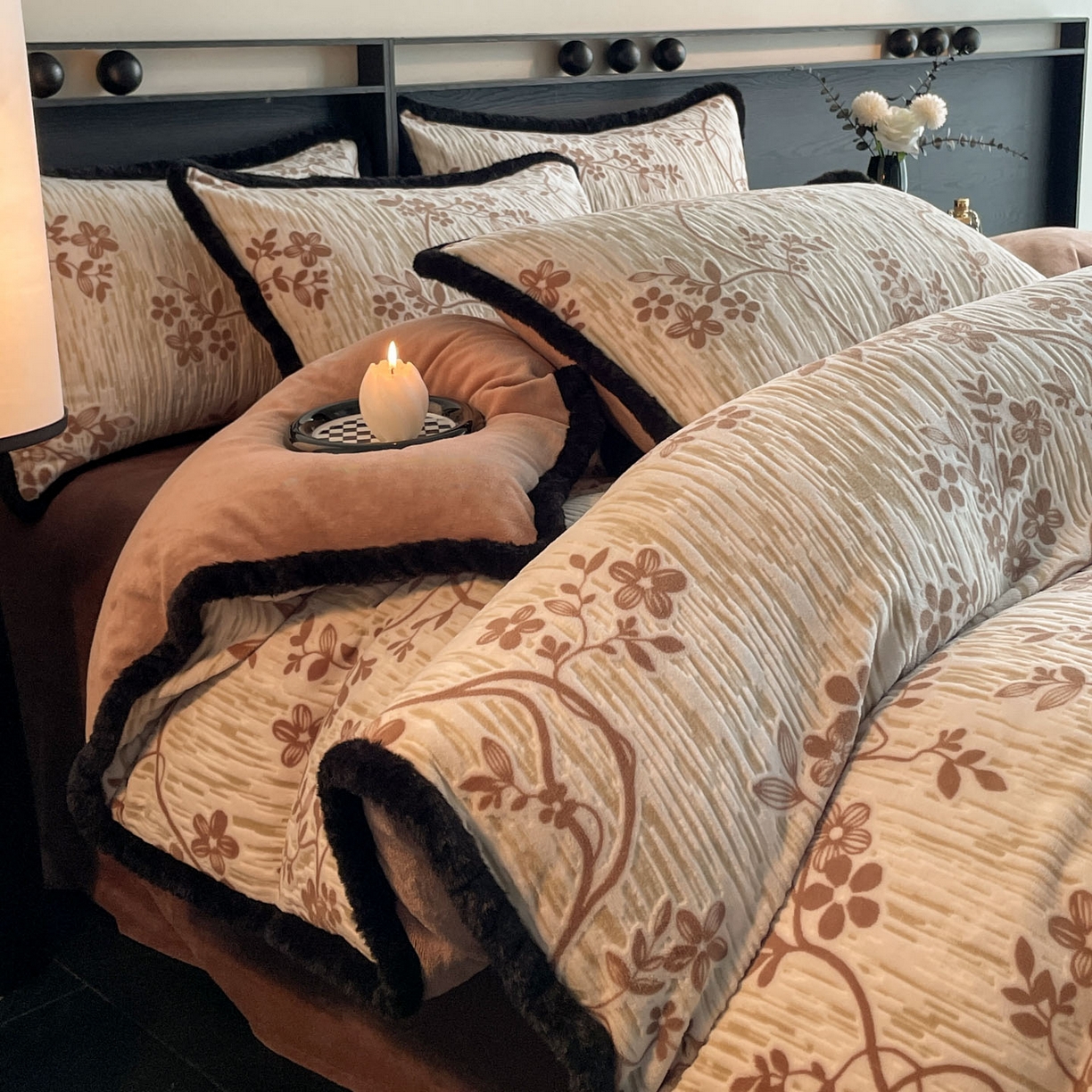 91家纺网 家纺一手货源 找家纺 吾秀家居 绒城  230克美拉德雕花绒四件套兔毛边牛奶绒四件套 - 黑金系列 法式情书-咖