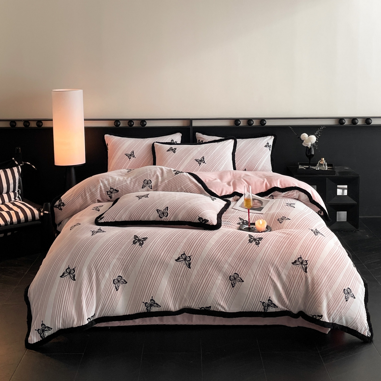 91家纺网 家纺一手货源 找家纺 吾秀家居 绒城  230克美拉德雕花绒四件套兔毛边牛奶绒四件套 - 黑金系列 蝶之梦