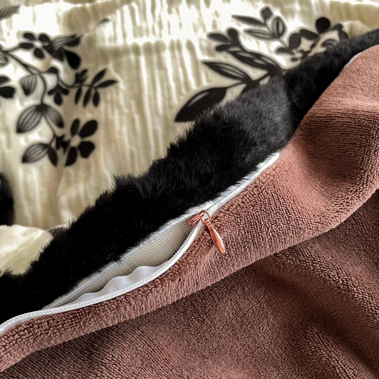 91家纺网 家纺一手货源 找家纺 吾秀家居 绒城  230克美拉德雕花绒四件套兔毛边牛奶绒四件套 - 黑金系列 法式情书-黑