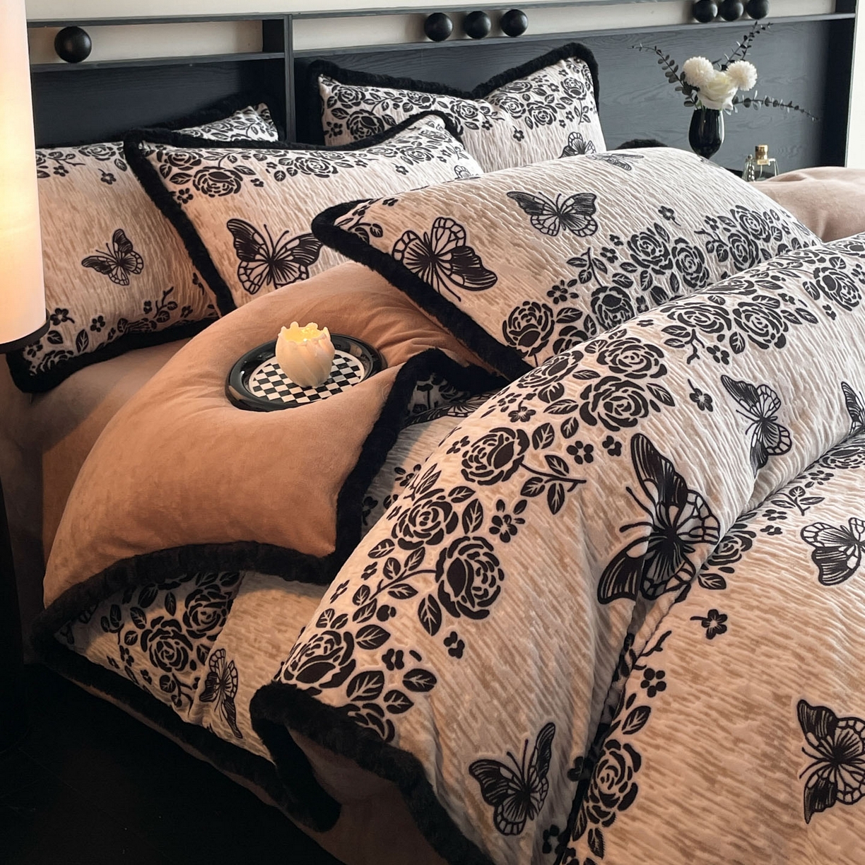 91家纺网 家纺一手货源 找家纺 吾秀家居 绒城  230克美拉德雕花绒四件套兔毛边牛奶绒四件套 - 黑金系列 蝶恋花