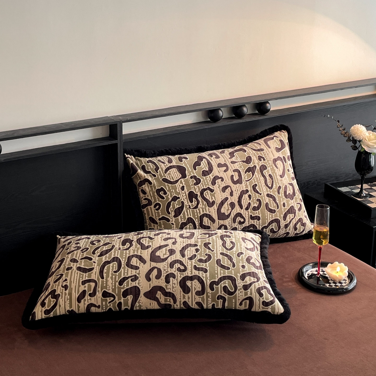 91家纺网 家纺一手货源 找家纺 吾秀家居 绒城  230克美拉德雕花绒四件套兔毛边牛奶绒四件套 - 黑金系列 时尚豹纹