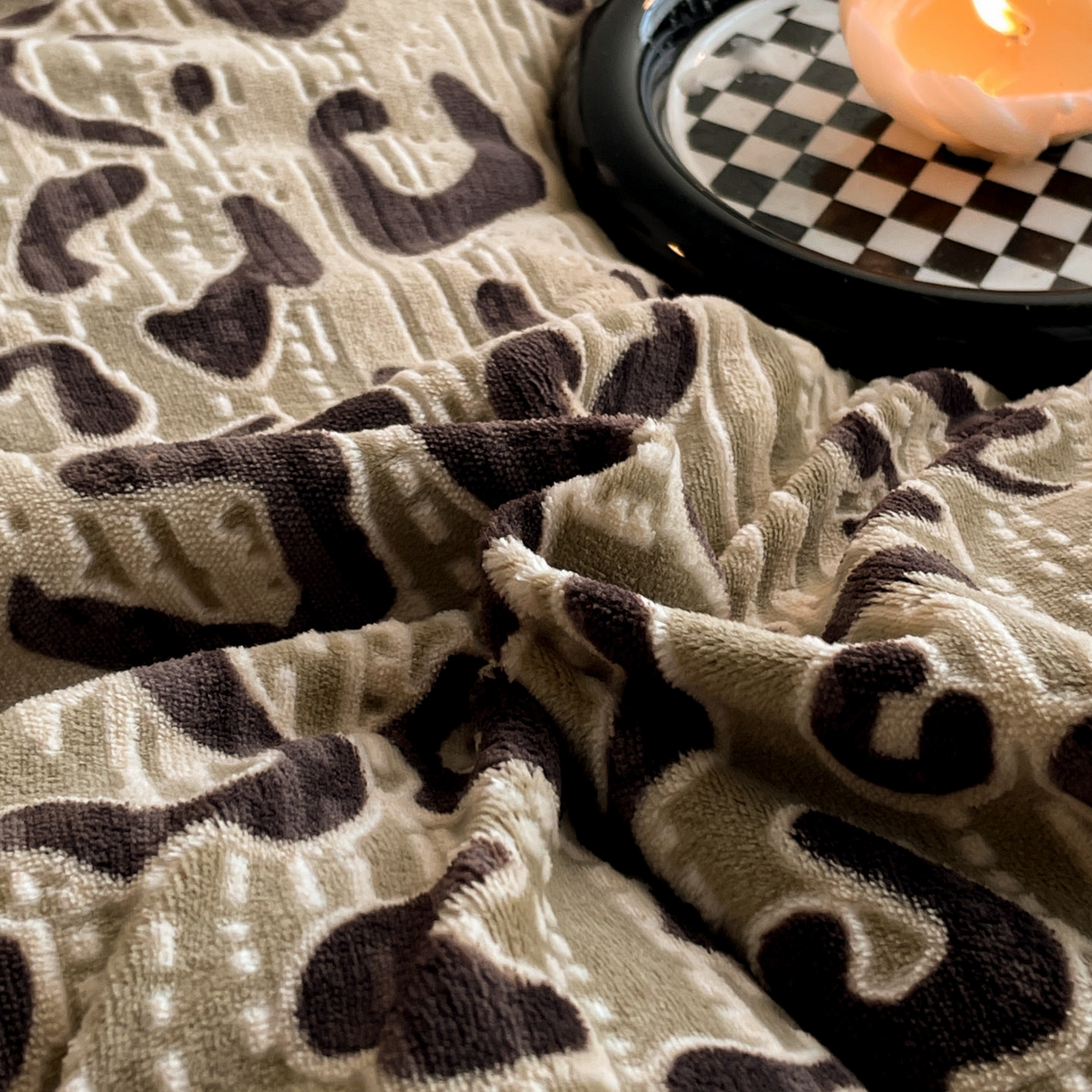 91家纺网 家纺一手货源 找家纺 吾秀家居 绒城  230克美拉德雕花绒四件套兔毛边牛奶绒四件套 - 黑金系列 时尚豹纹