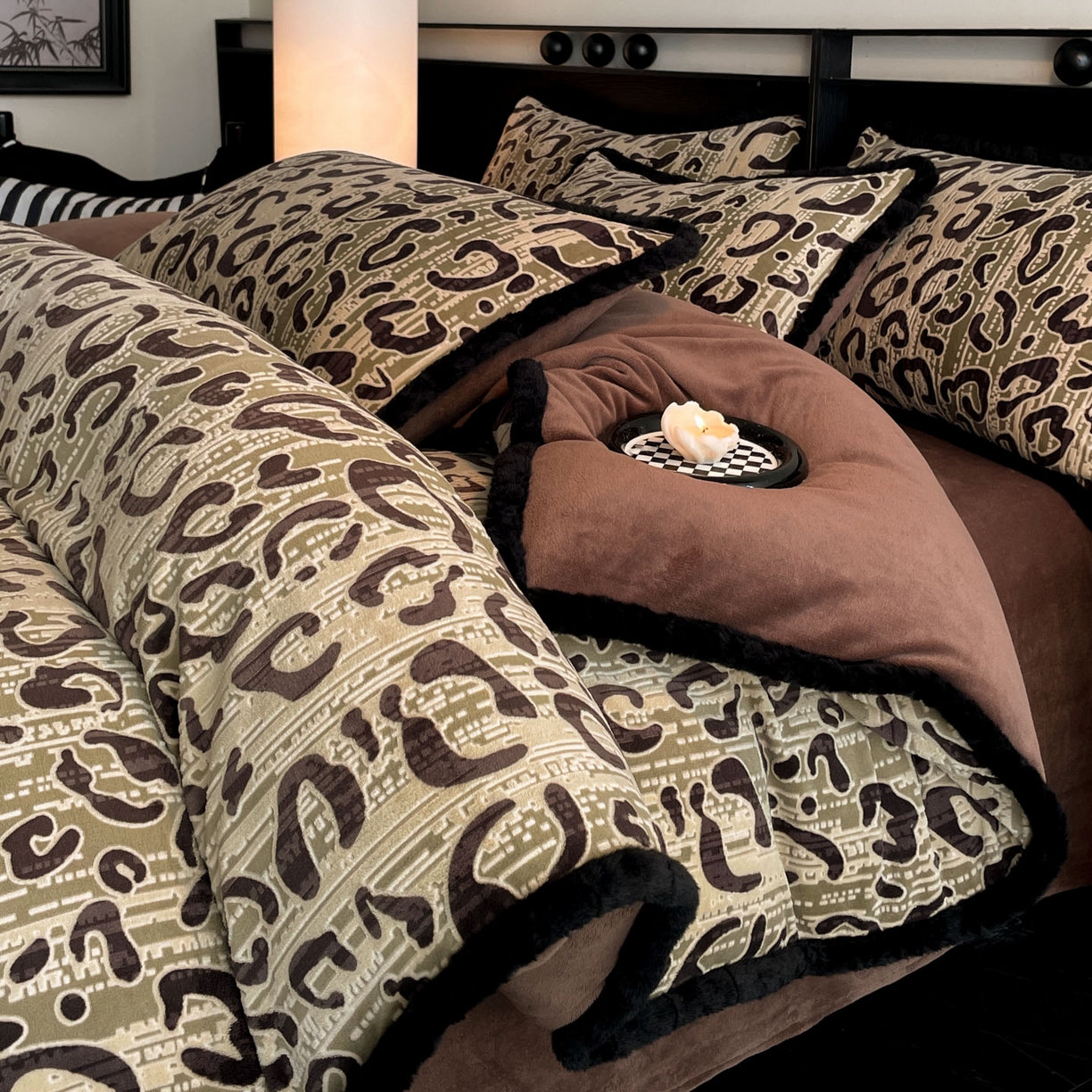 91家纺网 家纺一手货源 找家纺 吾秀家居 绒城  230克美拉德雕花绒四件套兔毛边牛奶绒四件套 - 黑金系列 时尚豹纹