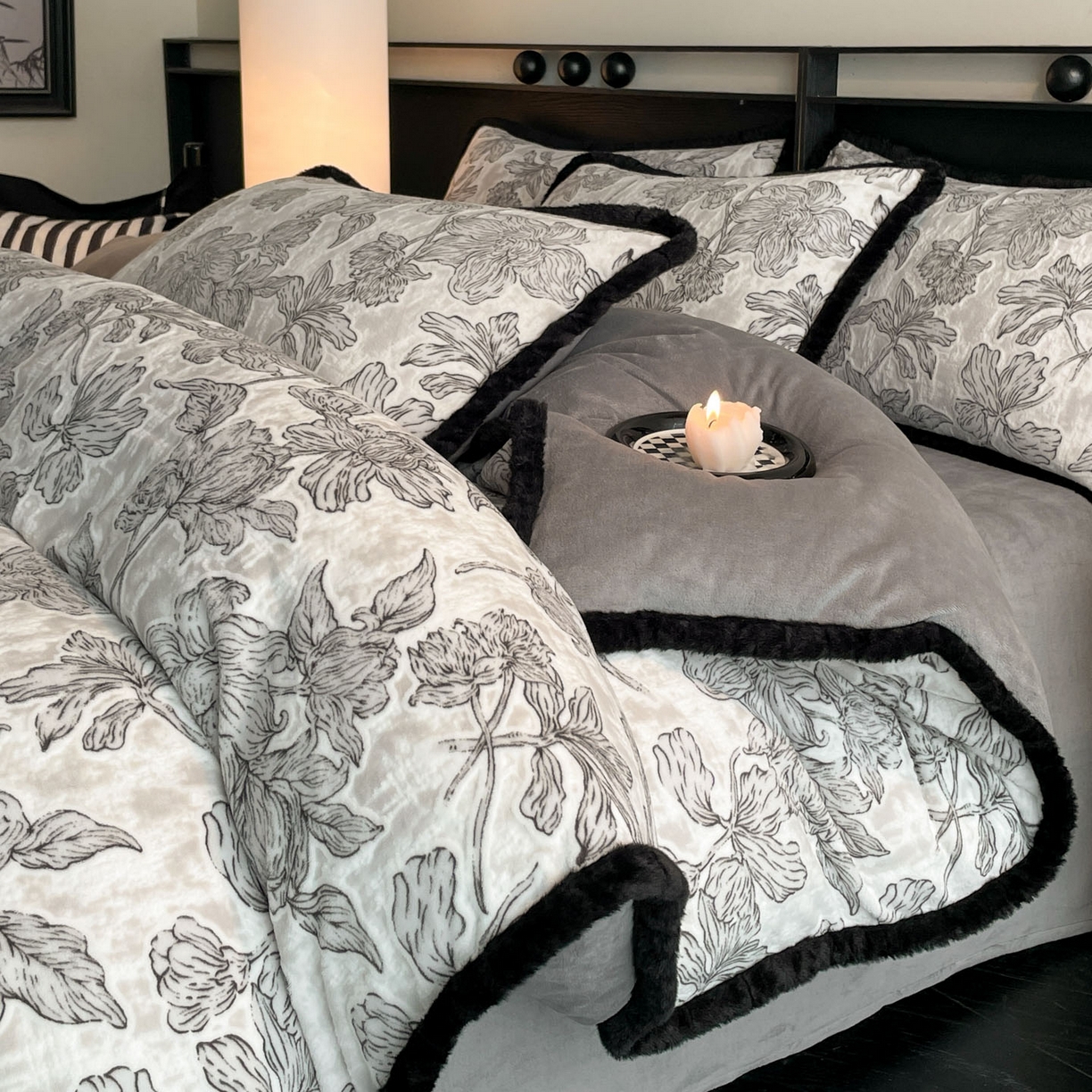 91家纺网 家纺一手货源 找家纺 吾秀家居 绒城  230克美拉德雕花绒四件套兔毛边牛奶绒四件套 - 黑金系列 北欧风情