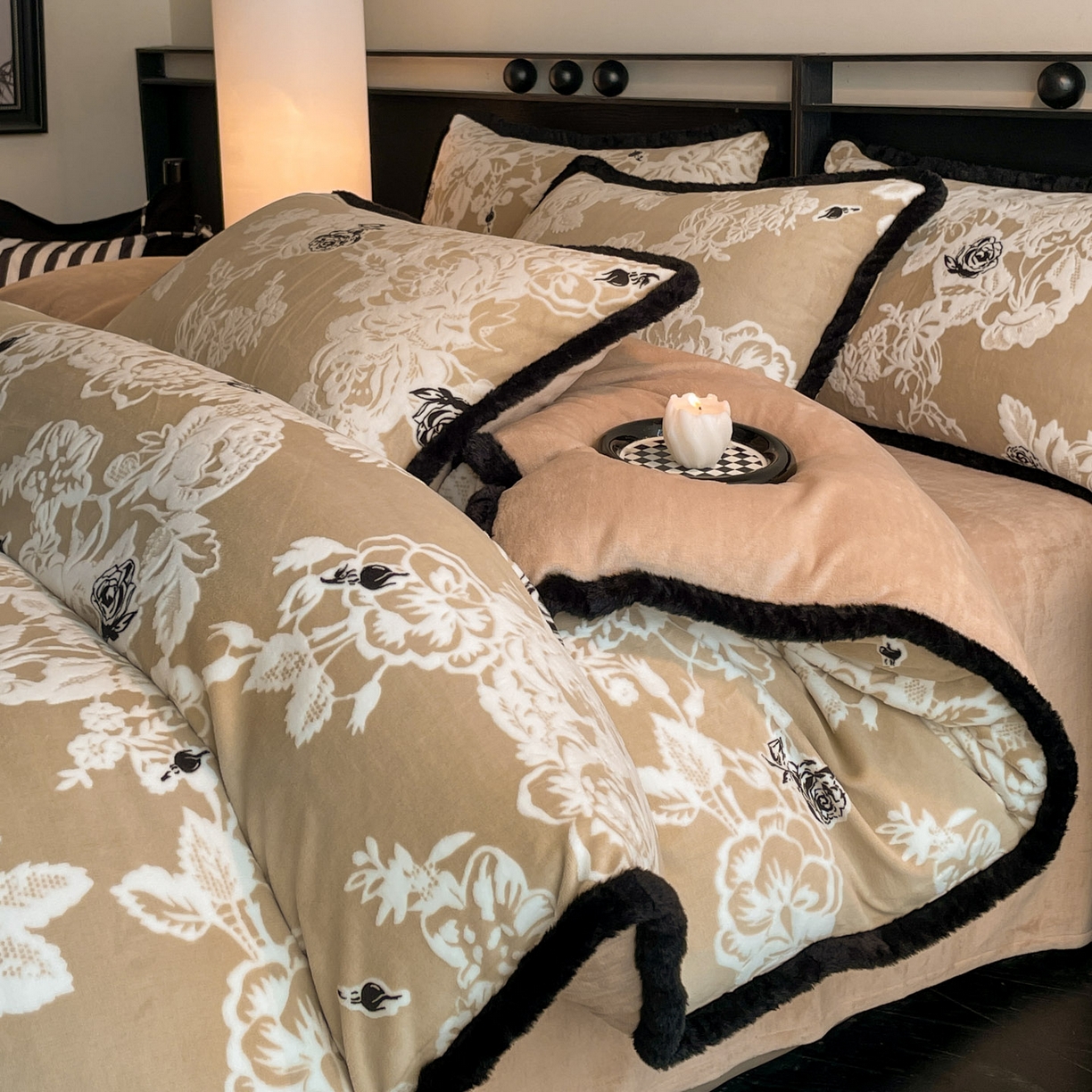 91家纺网 家纺一手货源 找家纺 吾秀家居 绒城  230克美拉德雕花绒四件套兔毛边牛奶绒四件套 - 黑金系列 花之恋