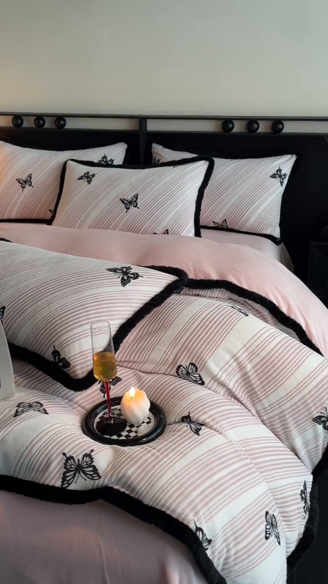 91家纺网 家纺一手货源 找家纺 吾秀家居 绒城  230克美拉德雕花绒四件套兔毛边牛奶绒四件套 - 黑金系列 蝶之梦