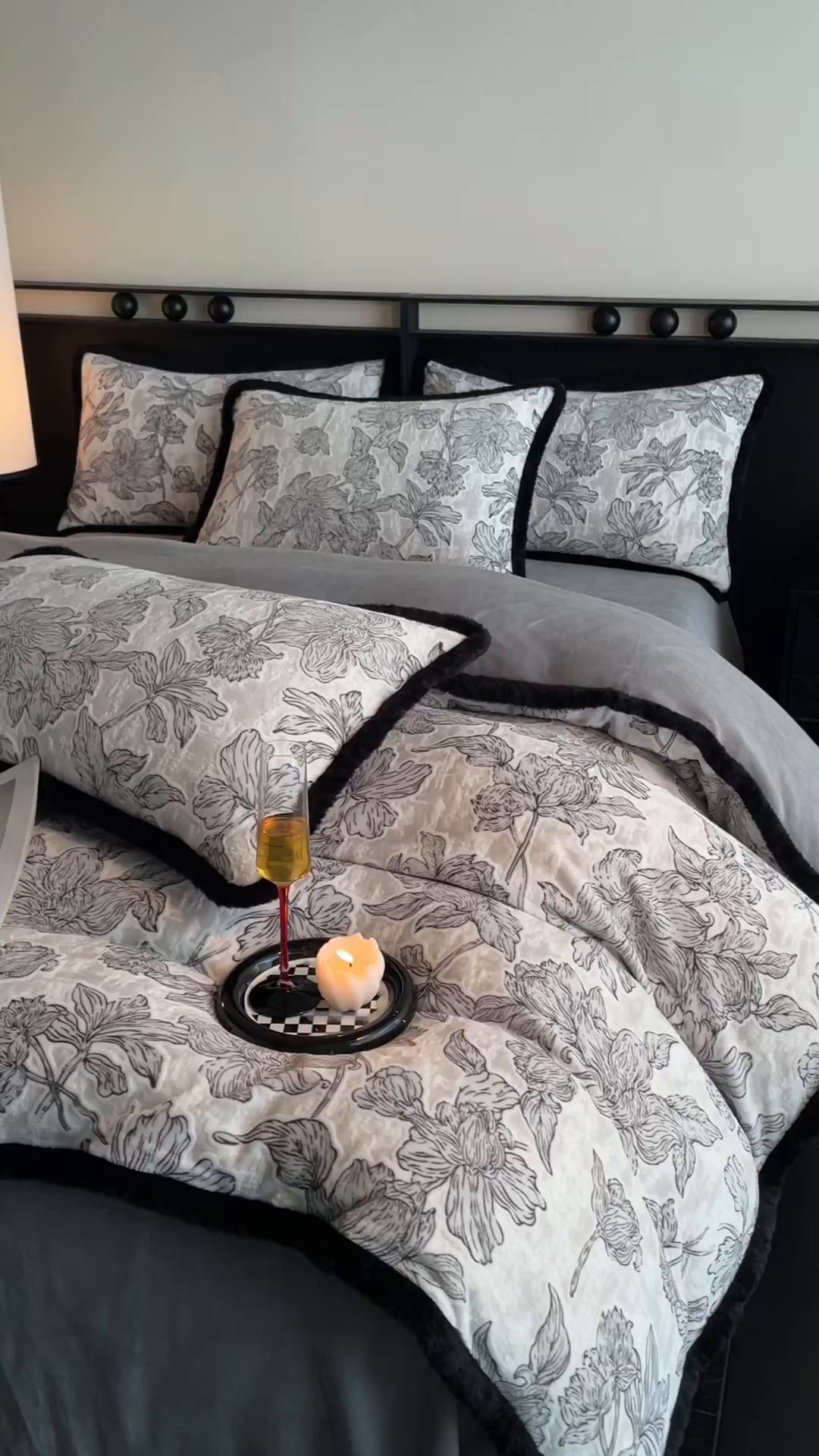 91家纺网 家纺一手货源 找家纺 吾秀家居 绒城  230克美拉德雕花绒四件套兔毛边牛奶绒四件套 - 黑金系列 北欧风情