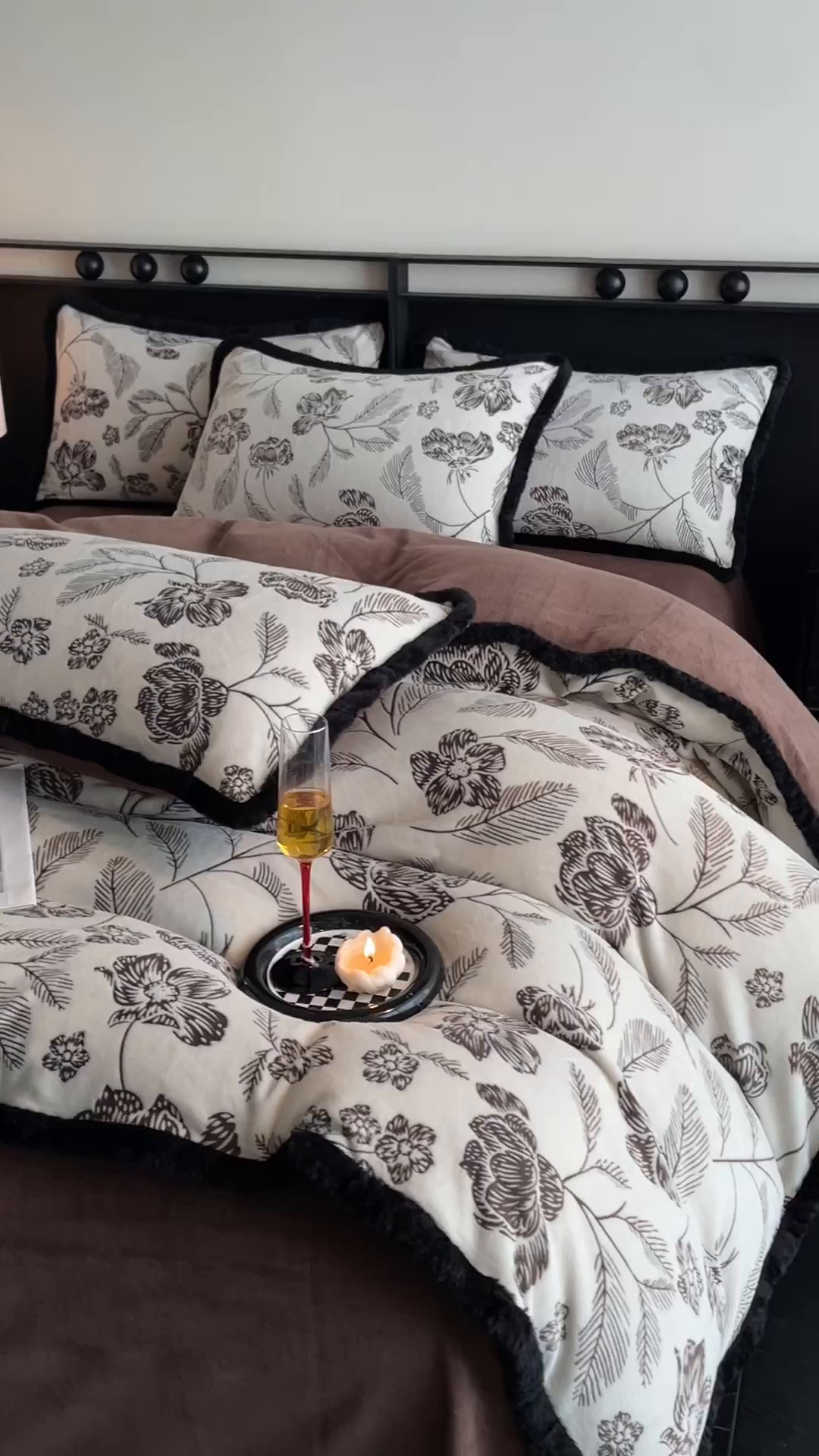 91家纺网 家纺一手货源 找家纺 吾秀家居 绒城  230克美拉德雕花绒四件套兔毛边牛奶绒四件套 - 黑金系列 花间蜜语