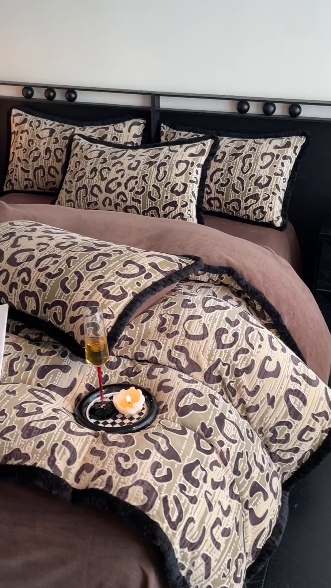 91家纺网 家纺一手货源 找家纺 吾秀家居 绒城  230克美拉德雕花绒四件套兔毛边牛奶绒四件套 - 黑金系列 时尚豹纹